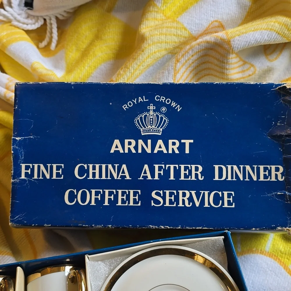 EUC - Vintage Royal Crown After Dinner Coffee Service for 4 in White and Gold - Picture 4 of 12